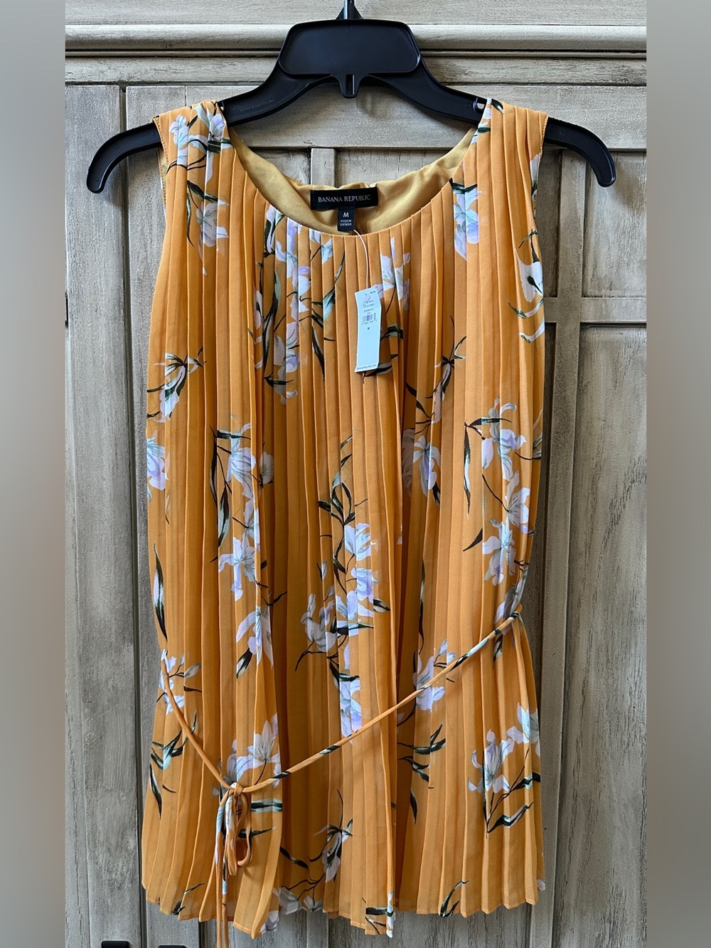 NWT Banana Republic Women's Yellow Floral Pleated Blouse Top Shirt Medium M NEW